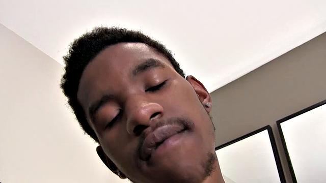 KD медленно дрочит свой большой черный член до мощного оргазма