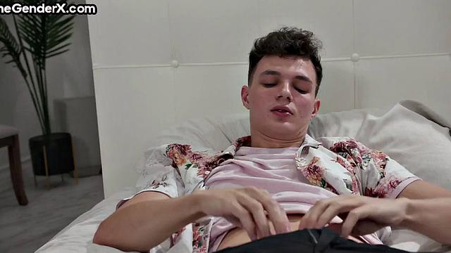 грязная тян страстно скачет на члене и рвётся в анал