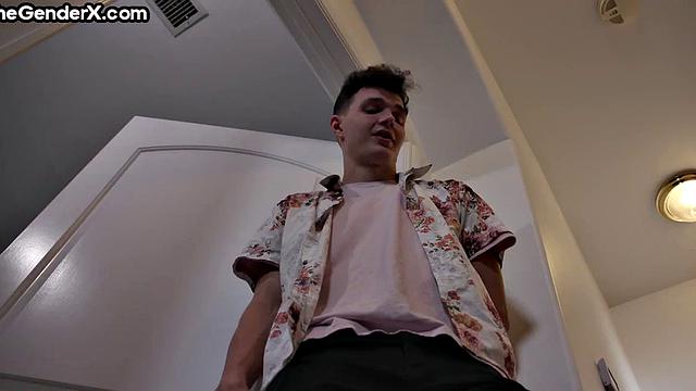 грязная тян страстно скачет на члене и рвётся в анал