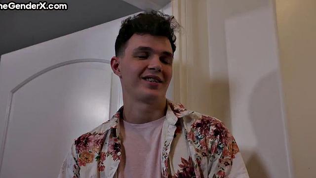 грязная тян страстно скачет на члене и рвётся в анал