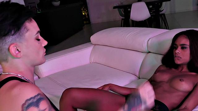 Trans dyke eating ebony pussy