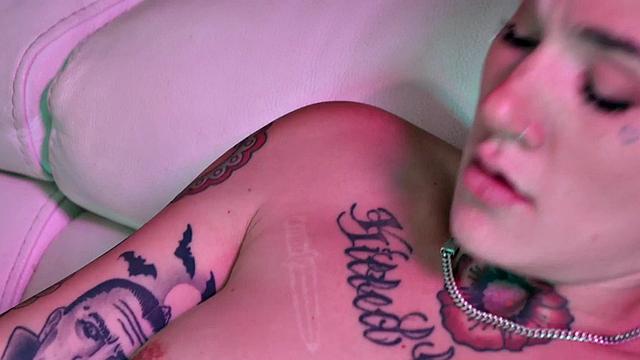 Trans dyke eating ebony pussy