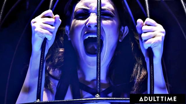 Jane Wilde в клетке сосет и принимает в анал от большого члена Small Hands, жесткое подчинение и бондаж.