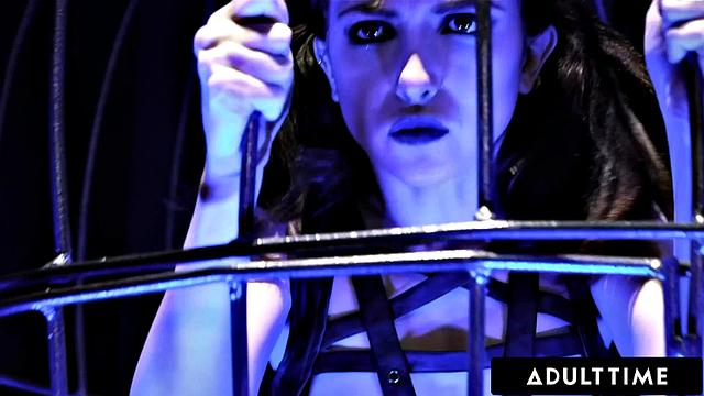 Jane Wilde в клетке сосет и принимает в анал от большого члена Small Hands, жесткое подчинение и бондаж.