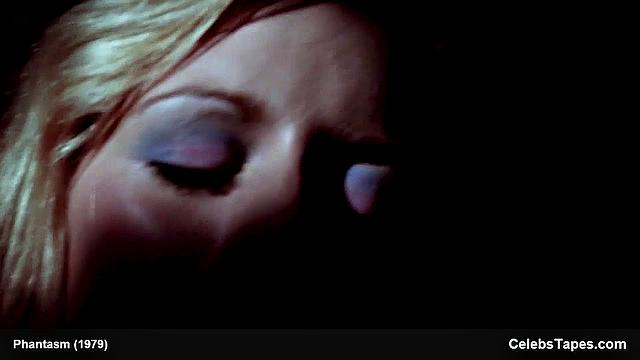 смотри, как Кэти Лестер трахается на кладбище