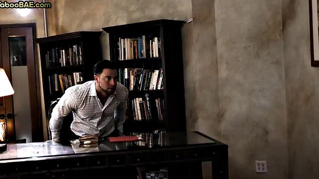 Блондинка страстно скачет на члене и кончает