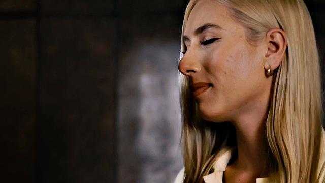 две зрелые блондинки медленно ласкают друг друга полесбийски