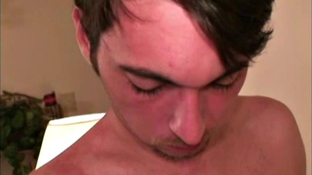 доктор-любитель дрочит и кончает на камеру