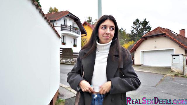 Fooled babe cockbouncing on stranger