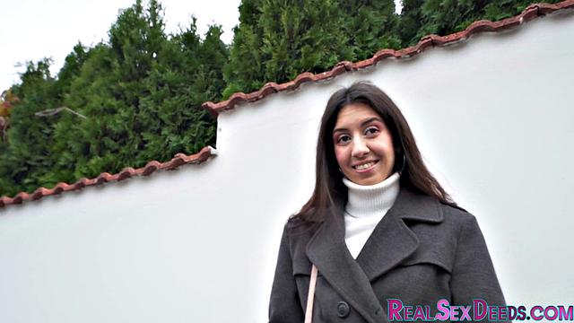 Fooled babe cockbouncing on stranger