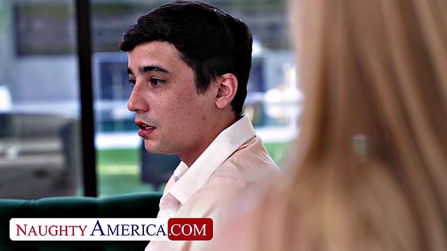 sahararicky снова доказывает, что milfам скучать не приходится - сперва минет, потом крепко трахается как профи.