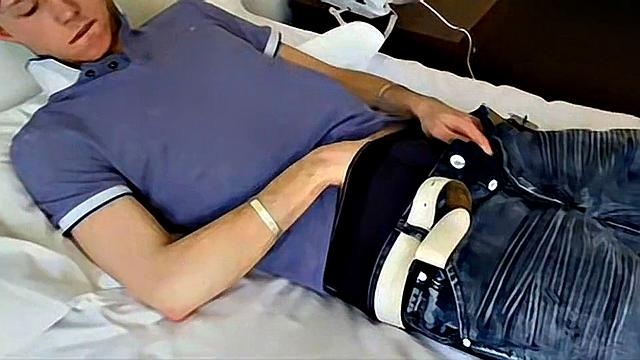 Брэд пробует жёсткий член! - Брэд Холт