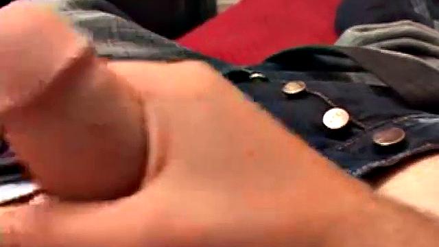 Алекс Кросс дрочит свой член и кайфует от секс-игрушек