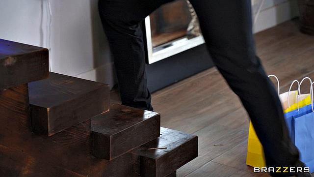 Рэйчел Старр трахает своего шофёра на заднем сиденье машины