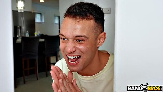 Прямая трансляция пошла не по плану - Brandy Renee показывает, как рвутся леггинсы и ломается парень Johnny Love с ее задом в лицо.