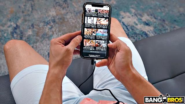 Поймал мамочку за просмотром порно и получил от неё жаркий секс фантазии в реале с Kaylynn Keys и Kyla Keys, Johnny Love наблюдает и участвует в деле.