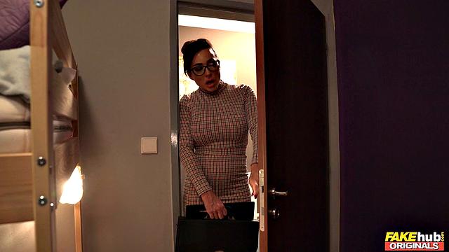 Инспекторша застукала "семейку" за секс-уроком в общаге и решила преподать мастер-класс сама - ну кто бы отказался от такого образования?