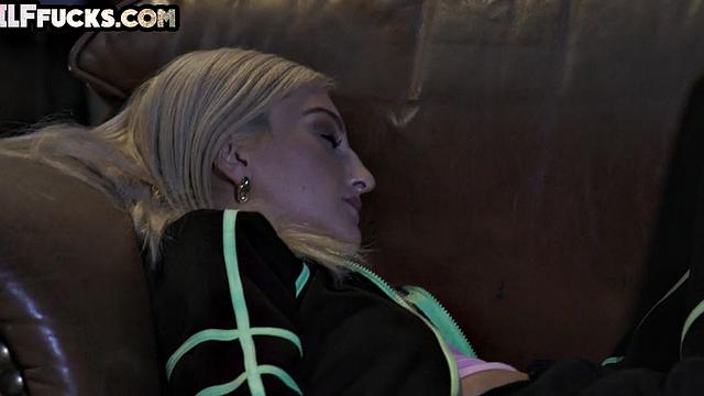 Пышная бабуля в чулках яростно скачет на члене