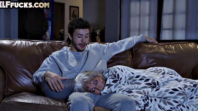 Пышная бабуля в чулках яростно скачет на члене