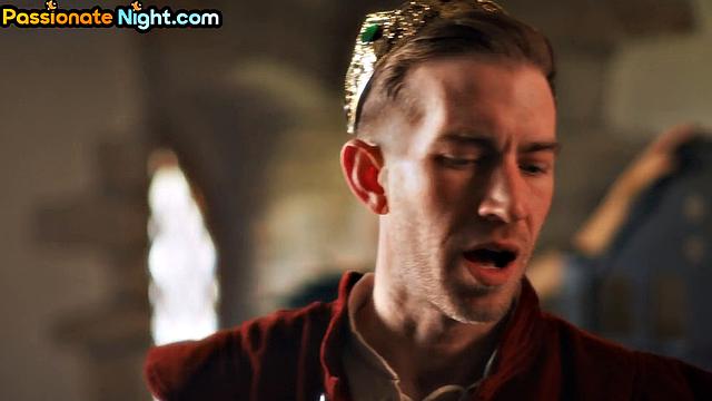 Когда большая попа заводит любовника верхом, а он не успевает отдышаться - вот она, романтика для взрослых.