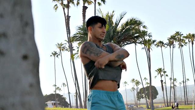 Eager muscled jock pounds his BF after fingering