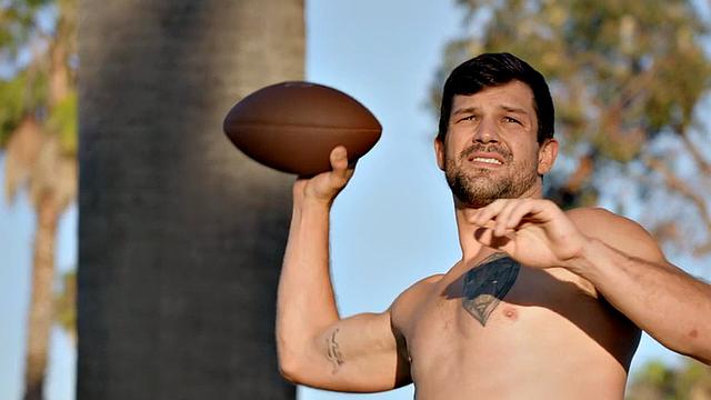 Eager muscled jock pounds his BF after fingering