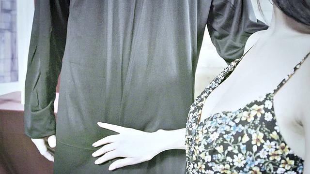 соблазнительная брюнетка довела батюшку до оргазма прямо в спальне