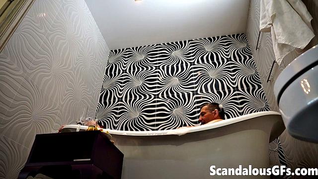 отчим трахается с рыжей сводной сестрой в ванне