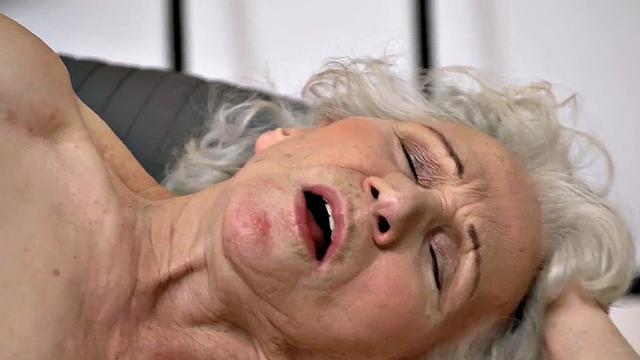 волосатая бабуля раздвинула ноги и ловит жесткий трах в мокрую пилотку