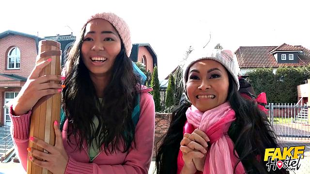 Азиатки в хостеле: грудь на показ и страсть без границ, давай сюда риэлтoра, ему не устоять перед такими девушками с опытом!