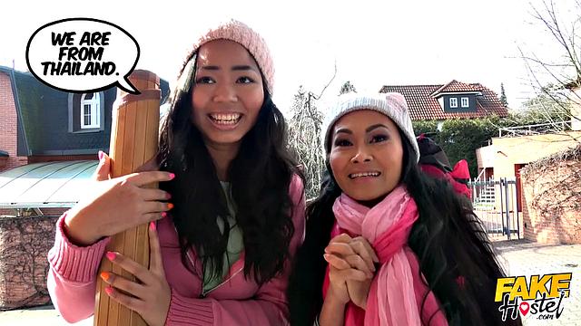 Азиатки в хостеле: грудь на показ и страсть без границ, давай сюда риэлтoра, ему не устоять перед такими девушками с опытом!