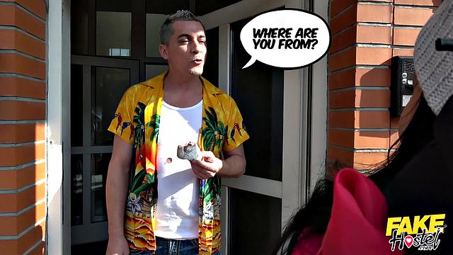 Азиатки в хостеле: грудь на показ и страсть без границ, давай сюда риэлтoра, ему не устоять перед такими девушками с опытом!