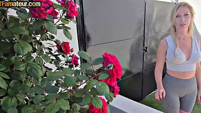 любительница milf на природе крутит такие позы, что даже деревья краснеют