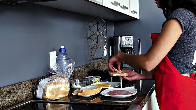 шальная латинка в фартуке скачет на кухне и ловит сперму на лицо