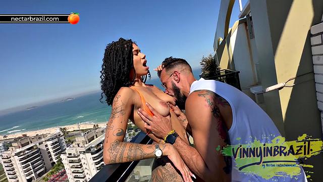 After picking up the actress on the street, he took her to his apartment for a good fuck