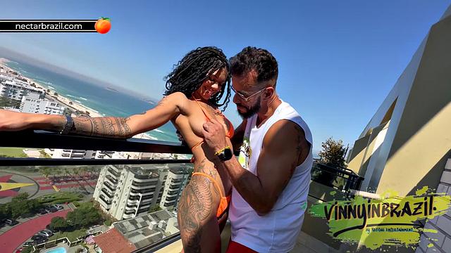 After picking up the actress on the street, he took her to his apartment for a good fuck