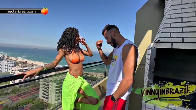 After picking up the actress on the street, he took her to his apartment for a good fuck