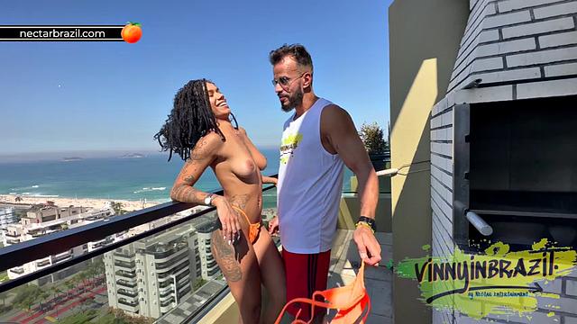 After picking up the actress on the street, he took her to his apartment for a good fuck