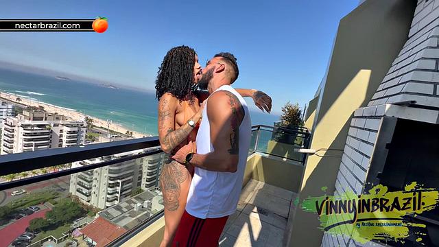 After picking up the actress on the street, he took her to his apartment for a good fuck