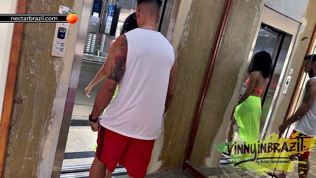 After picking up the actress on the street, he took her to his apartment for a good fuck