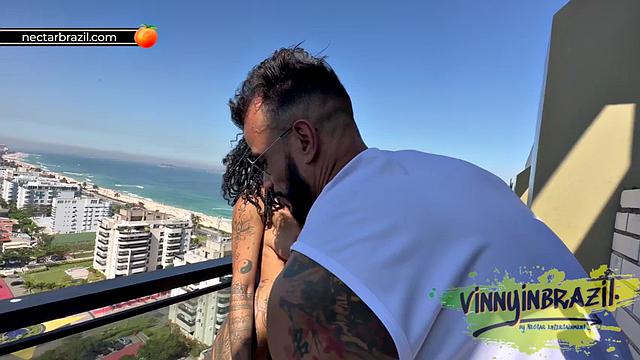 After picking up the actress on the street, he took her to his apartment for a good fuck