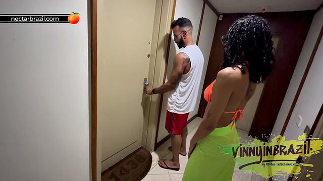 After picking up the actress on the street, he took her to his apartment for a good fuck