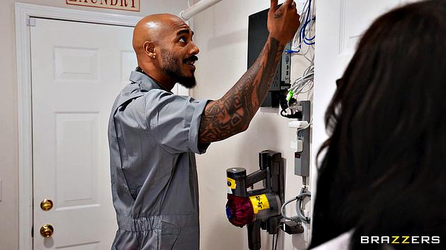 жена скучает, пока электрик устраивает ей короткое замыкание