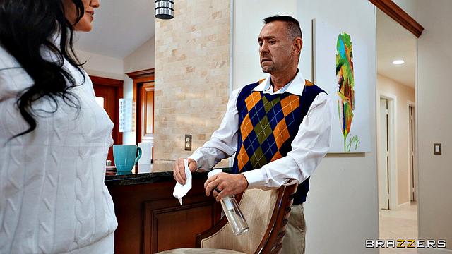 жена скучает, пока электрик устраивает ей короткое замыкание