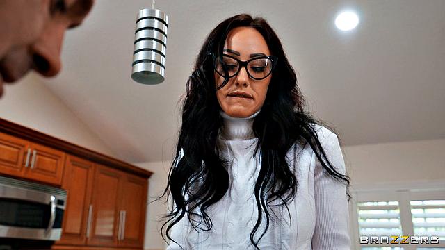 жена скучает, пока электрик устраивает ей короткое замыкание