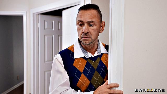 жена скучает, пока электрик устраивает ей короткое замыкание