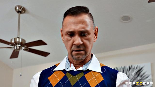 жена скучает, пока электрик устраивает ей короткое замыкание