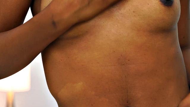 Milu Blaze мастурбирует на кровати, игрушки и стеб - всё при ней