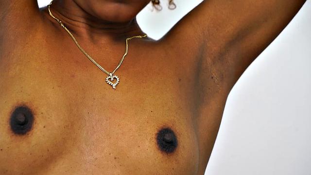 Milu Blaze мастурбирует на кровати, игрушки и стеб - всё при ней