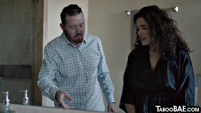 Взрослая с аппетитной попкой сосёт и трахается раком со своим парнем.